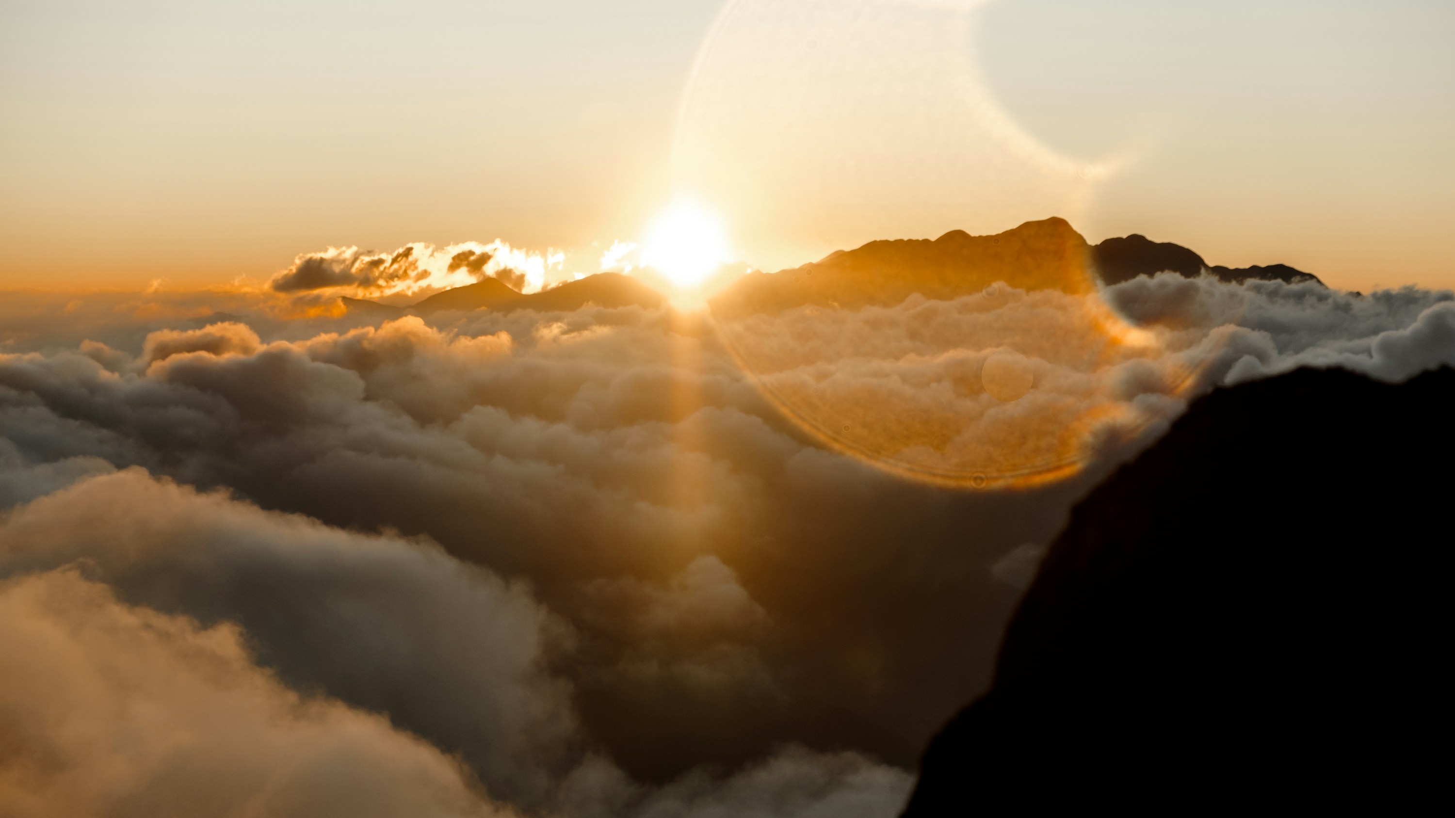 Luz dorada atravesando columnas clásicas al amanecer